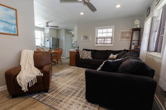 Pet-Friendly Cozy Cape Escape Near Beach - Image 3